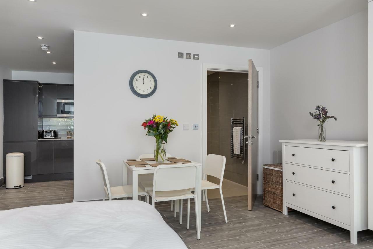 The Lion Gate Apartments East Molesey Luaran gambar