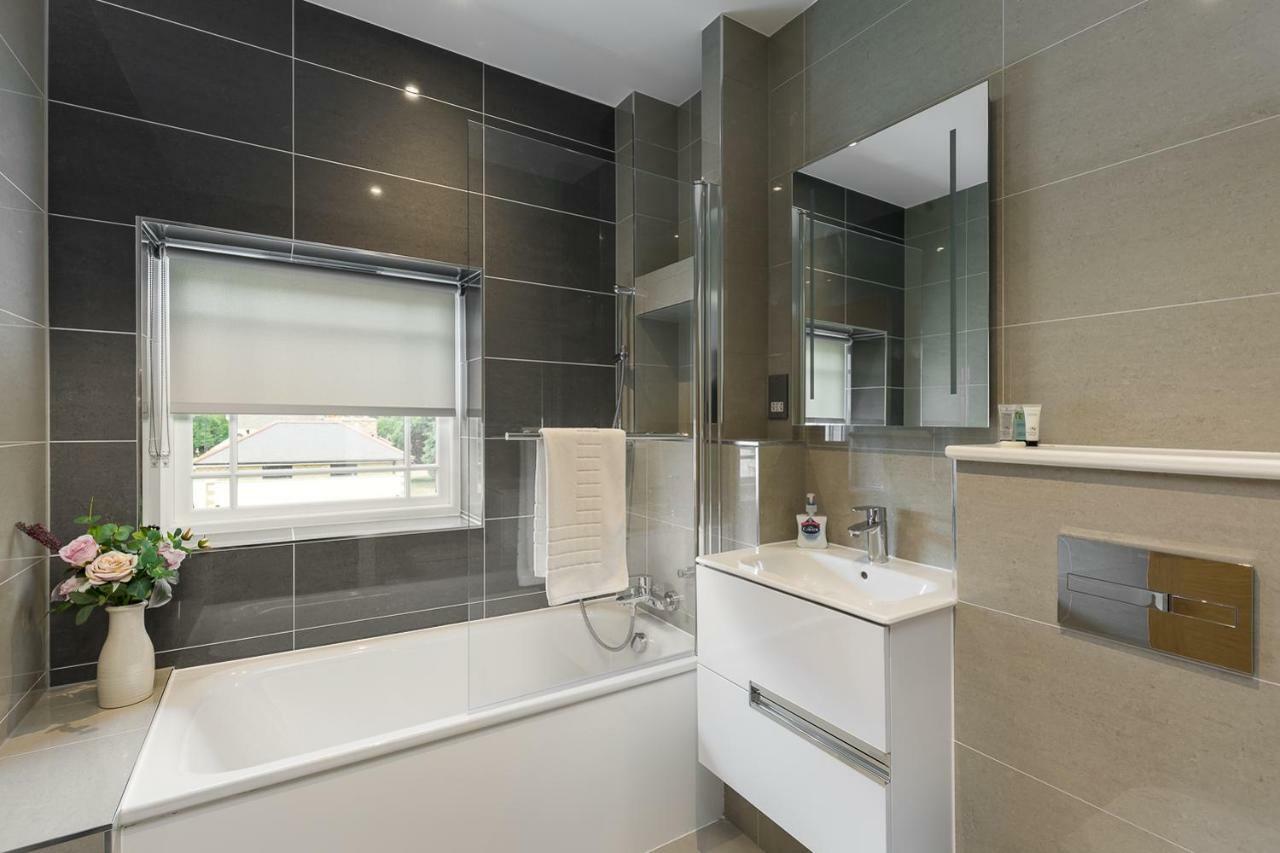 The Lion Gate Apartments East Molesey Luaran gambar